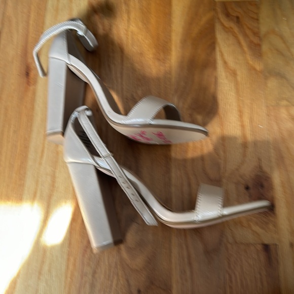 Steve Madden Carrson block heel size 6. - Picture 15 of 16